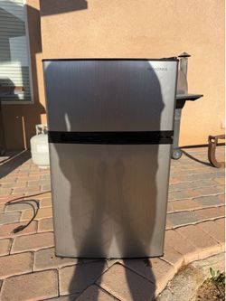 insignia mini fridge
