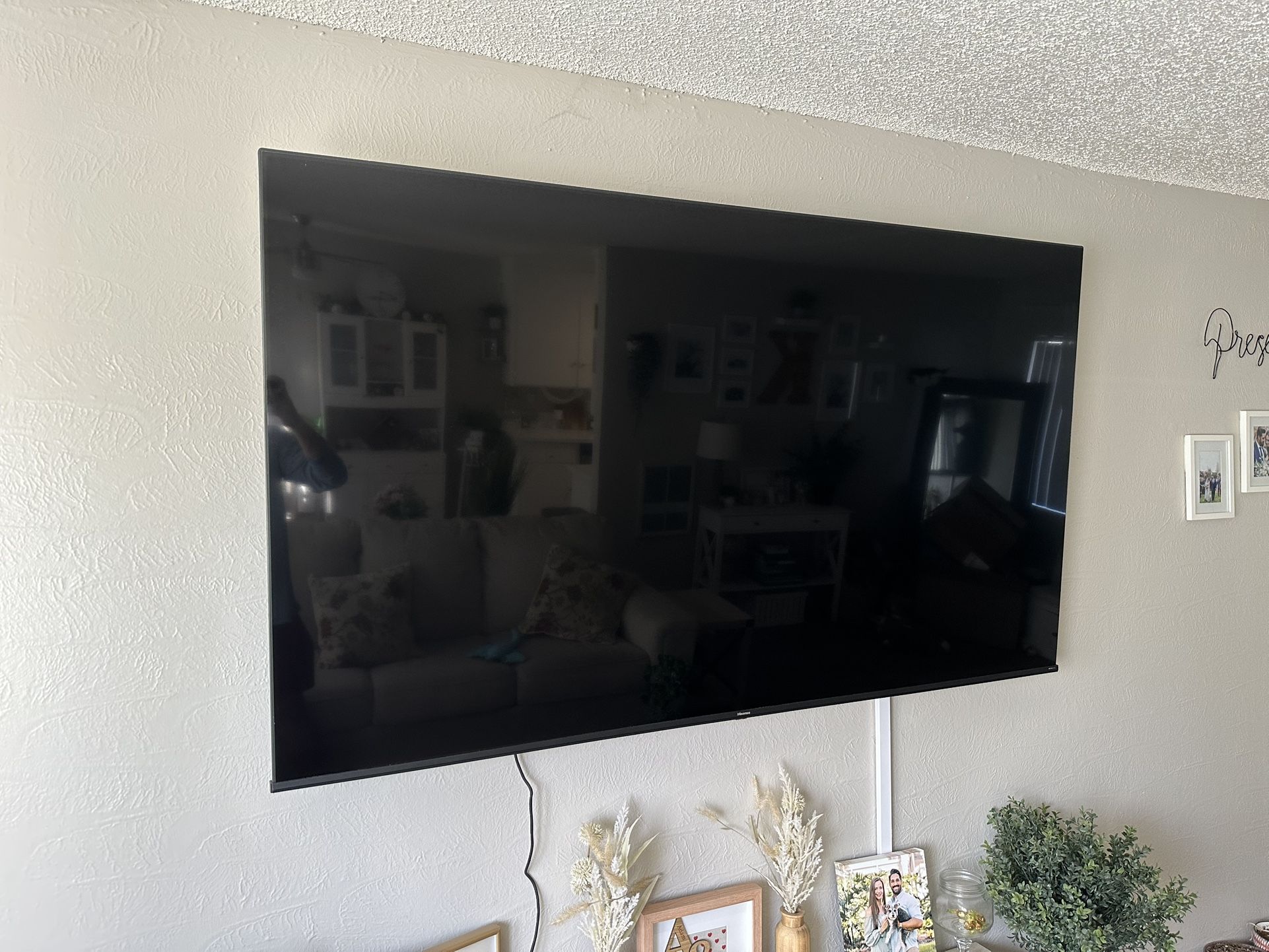 Hisense 65 in smart tv with wall mount