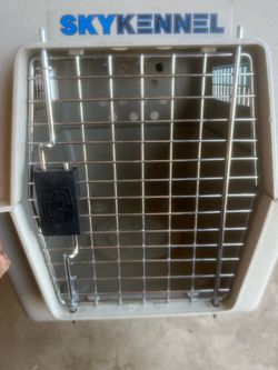 Cat / dog carrier median