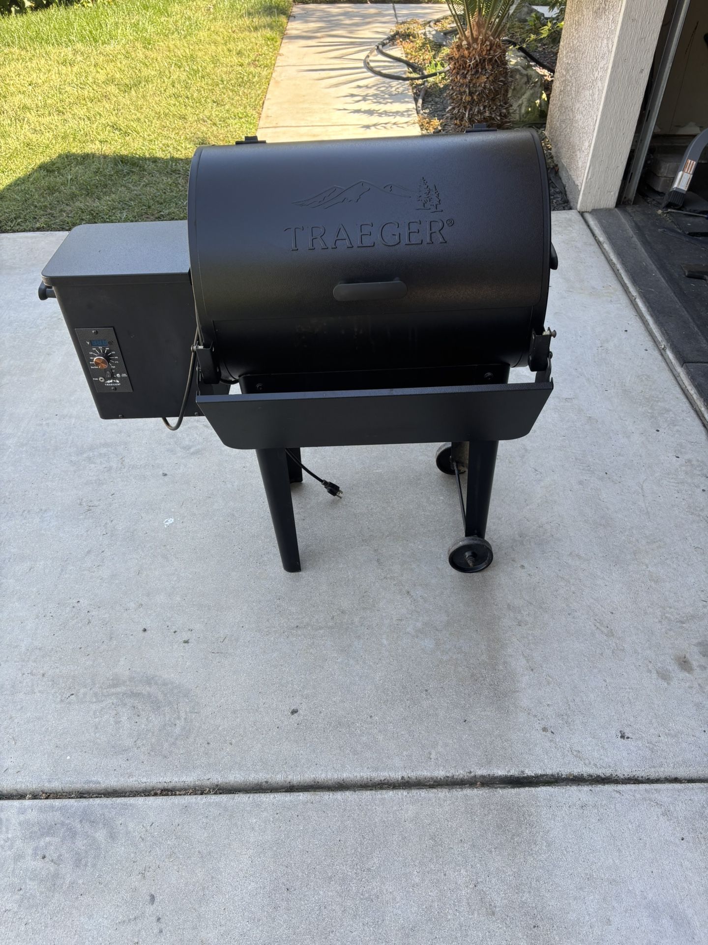 Traeger Tailgater Pellet Smoker Grill 225$