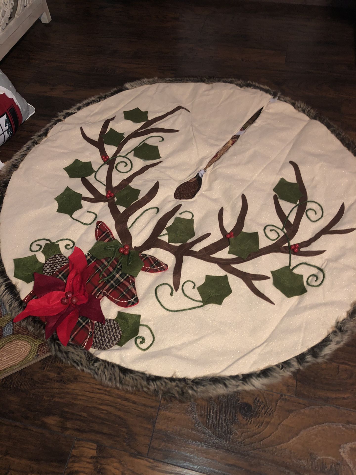 Brand new pier one Christmas tree skirt🌺