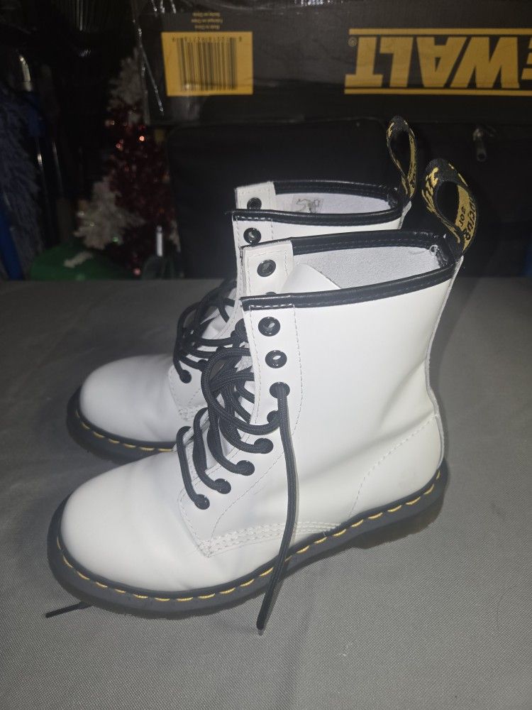New Dr Martens 1460 Smooth White Leather Lace Up Boots Womens Size 6
No box