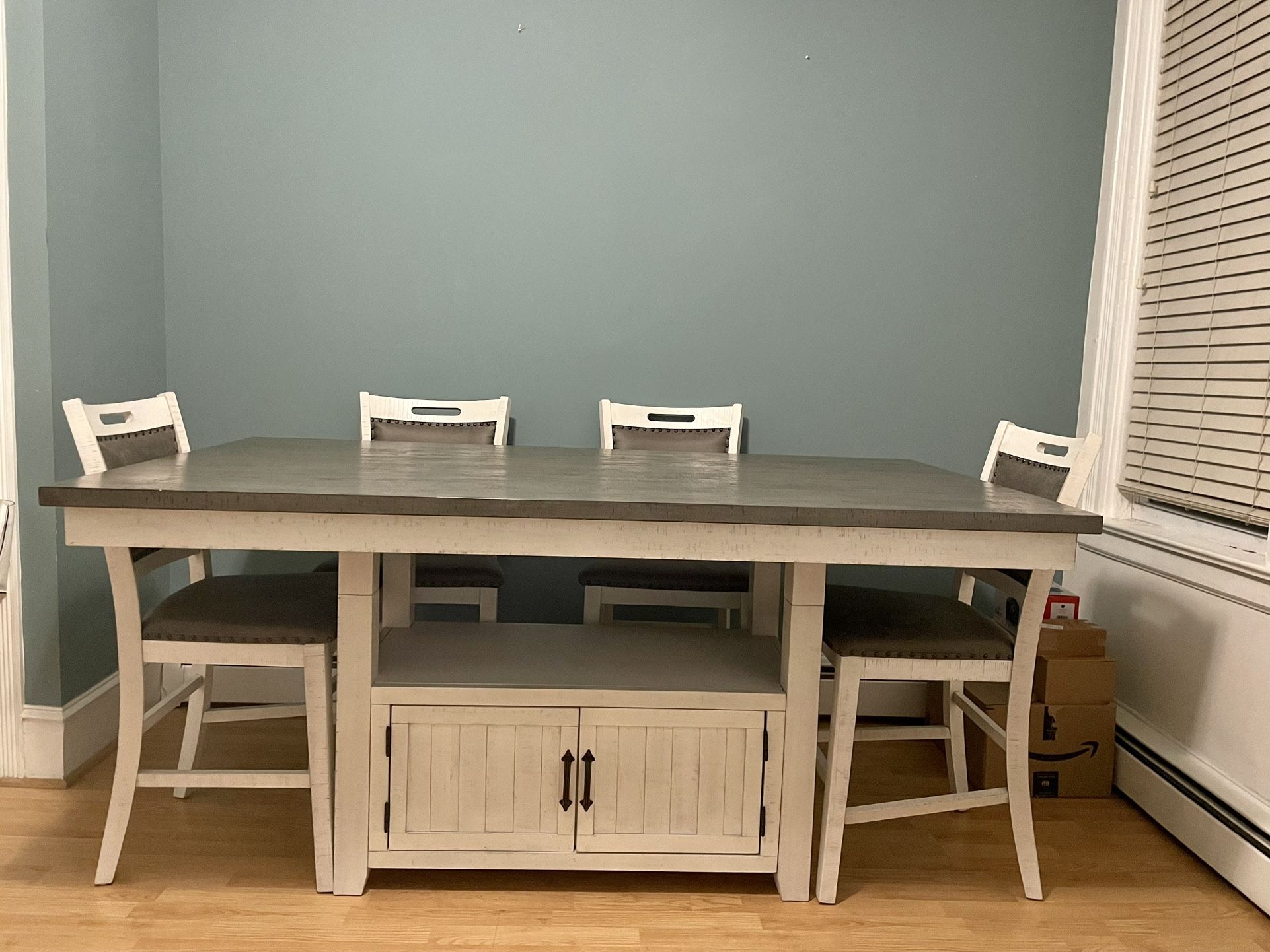 Dining Room Table/6 Chairs