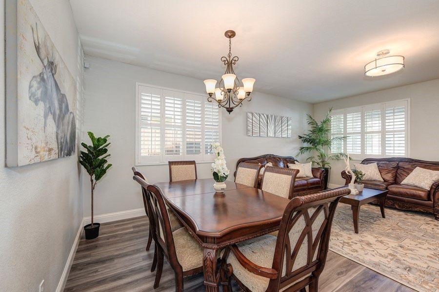 Dining Table With 2 Leaf Extensions and 6 Chairs