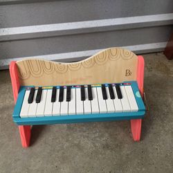 Mini Maestro Wooden Toy Piano https://offerup.com/redirect/?o=Qi5Ub3lz