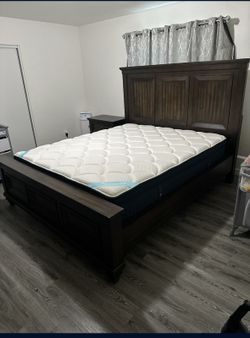 Cama King Con Colchón Y Buró Incluido