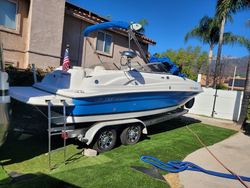 07 Regal 2120 Boat