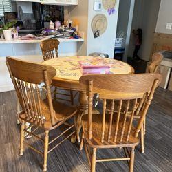Round Oak Dining Table And Chairs $50 