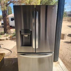 LG FULL SIZE 3 DOOR STAINLESS STEEL REFRIGERATOR (FRIDGE) WATER AND ICE AVAILABLE 