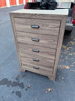 5-Drawer Chest Dresser