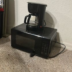 Selling a coffee maker and a microwave 
