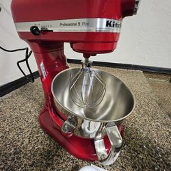 LIKE NEW!!!!KitchenAid KV25G0XER Professional 5 Plus Series Stand Mixer w/ 5-quart stainless steel bowl-lift mixer, Empire Red, 450-455 watt motor