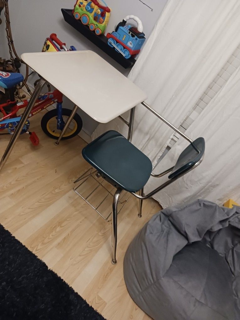 NEED GONE TODAY BEAUTIFUL 1PC OLD SCHOOL LOOK DESK HEFTY DUTY STRONG MADE DESK GREAT CONDITION PAID 129 SELL 25$ TODAY FINAL PRICE...