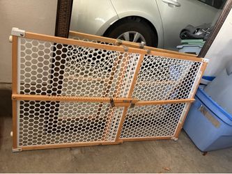 Safety 1st pet gate (29”—42”)x24”