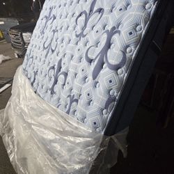 $2500 King Stearns And Foster ESTATE Plush Pillowtop MATTRESS For $500