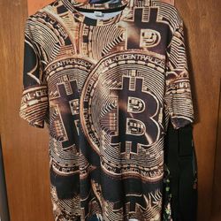 Bitcoin Shirt{ Brand New€ Size Small.