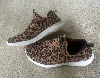 Womens 8.5 Skechers slip in comfort shoe leopard print