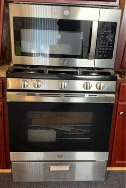 GE Stainless Steel Gas Range and Microwave Set