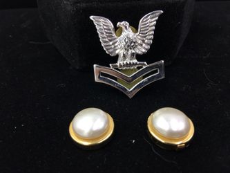 Vintage WWII insignia pin with button covers