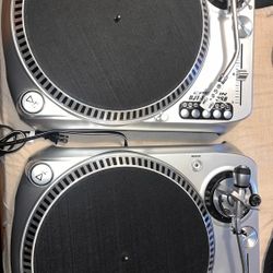 Pair of Dj turntables epsilon djt1300 Super oem
 Like technic 1200  High torque  
Both work very well 