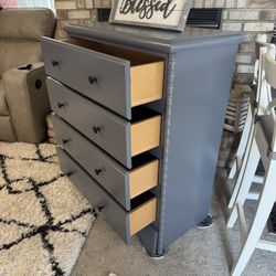 ✨✨ GORGEOUS GRAY SHORTER 4 DRAWER DRESSER ✨✨