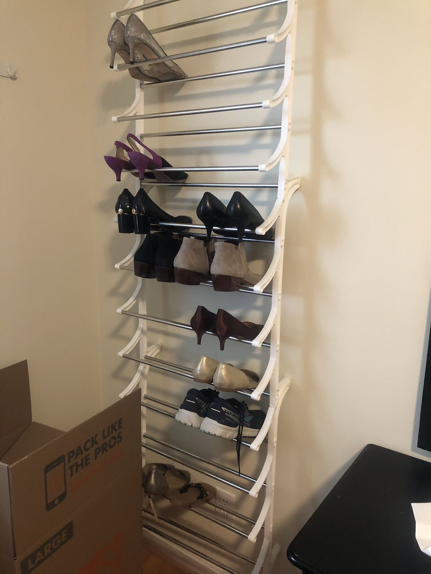 Hanging shoe rack