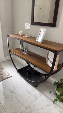 Wood and metal Table entrance