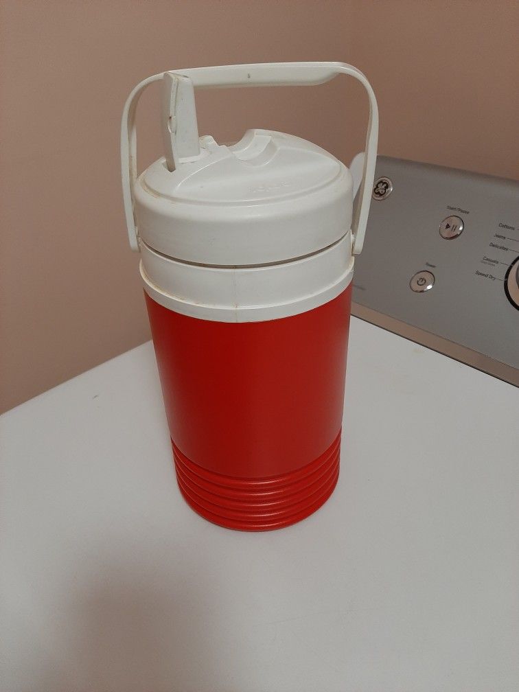 Igloo Red And White Plastic 1/2Gallon Beverage Jug