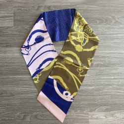 Reversible scarf.