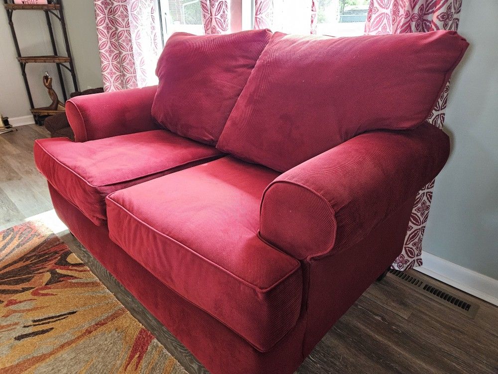 🔥 Beautiful Red Microfiber Sofa & Loveseat Set - Great Condition! 🔥