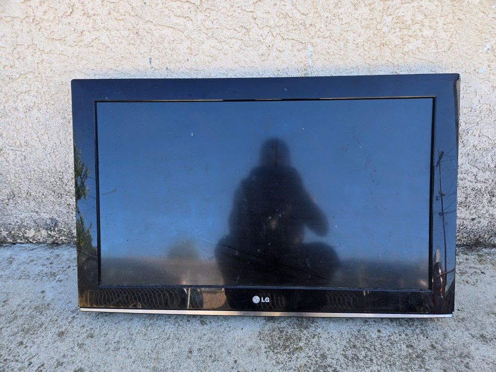 32' LG TV
