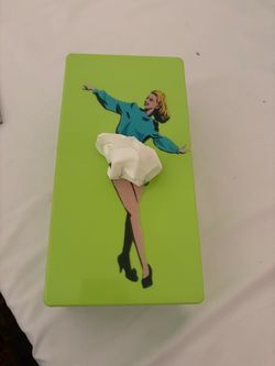The flying skirt tissue box 10.5 x 5 x 5 by SPEXTRUM