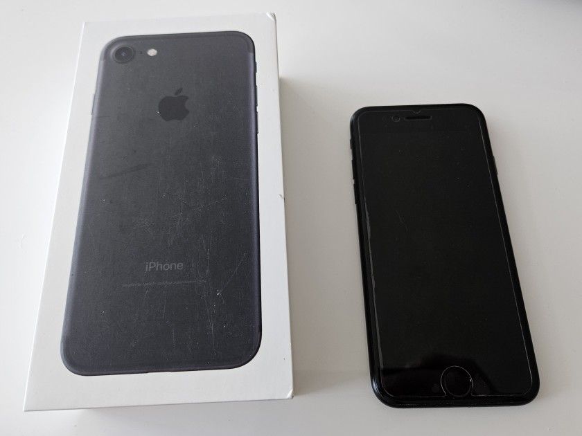 Iphone 7 32GB - Unlocked with Screen Protector and UAG Monarch Case