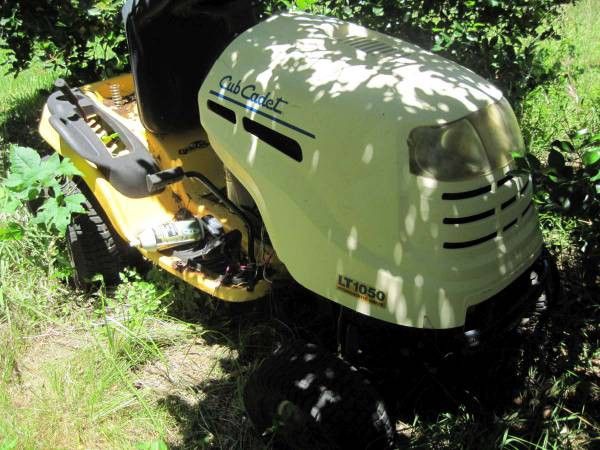 Cub Cadet LT1050 Hydrostatic Drive Riding Lawn Mower