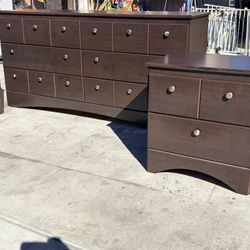 Jerome’s furniture modern dark brown 3 piece Dresser set