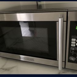 MOVING SALE!! Black & Decker Small Microwave 