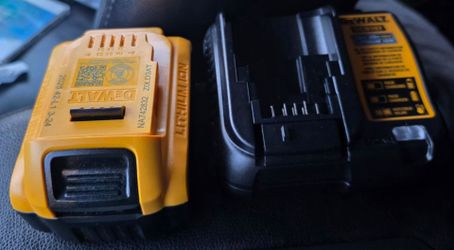 Dewalt 4AH Lithium-ion Battery w/ Charger