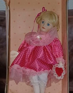 SWEETHEART VALENTINE SPECIAL EDITION PORCELAIN DOLL  1992 

