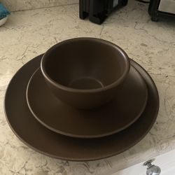 Modern  Chocolate  12 Piece  Dish  Set  For Sale