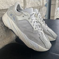 adidas Yeezy Boost 700 Low Analog. ( Pick Up Only ) Size 10 Mens $25