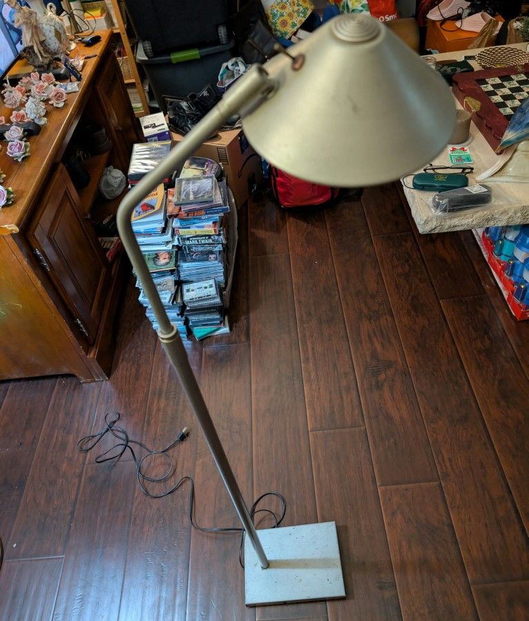 1990 Robert Sonneman for George Kovacs Floor Lamp – Working Halogen Task Light
This is a 1990 Robert Sonneman for George Kovacs floor lamp.