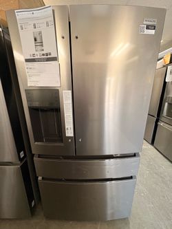 Frigidaire refrigerator with middle compartment