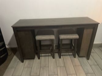 (TWO SET OF BAR STOOLS & SET STEMWARE ROCK & CUBBIES RUSTIC BROWN WOOD FRAME TABLE)