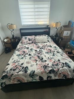 Cama queen con colchón mesas, mueble para TV y lámparas