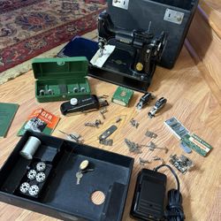 SINGER PORTABLE Electric MODEL 221-1 Sewing Machine w/ Tray/manual/Acc’s  & Case