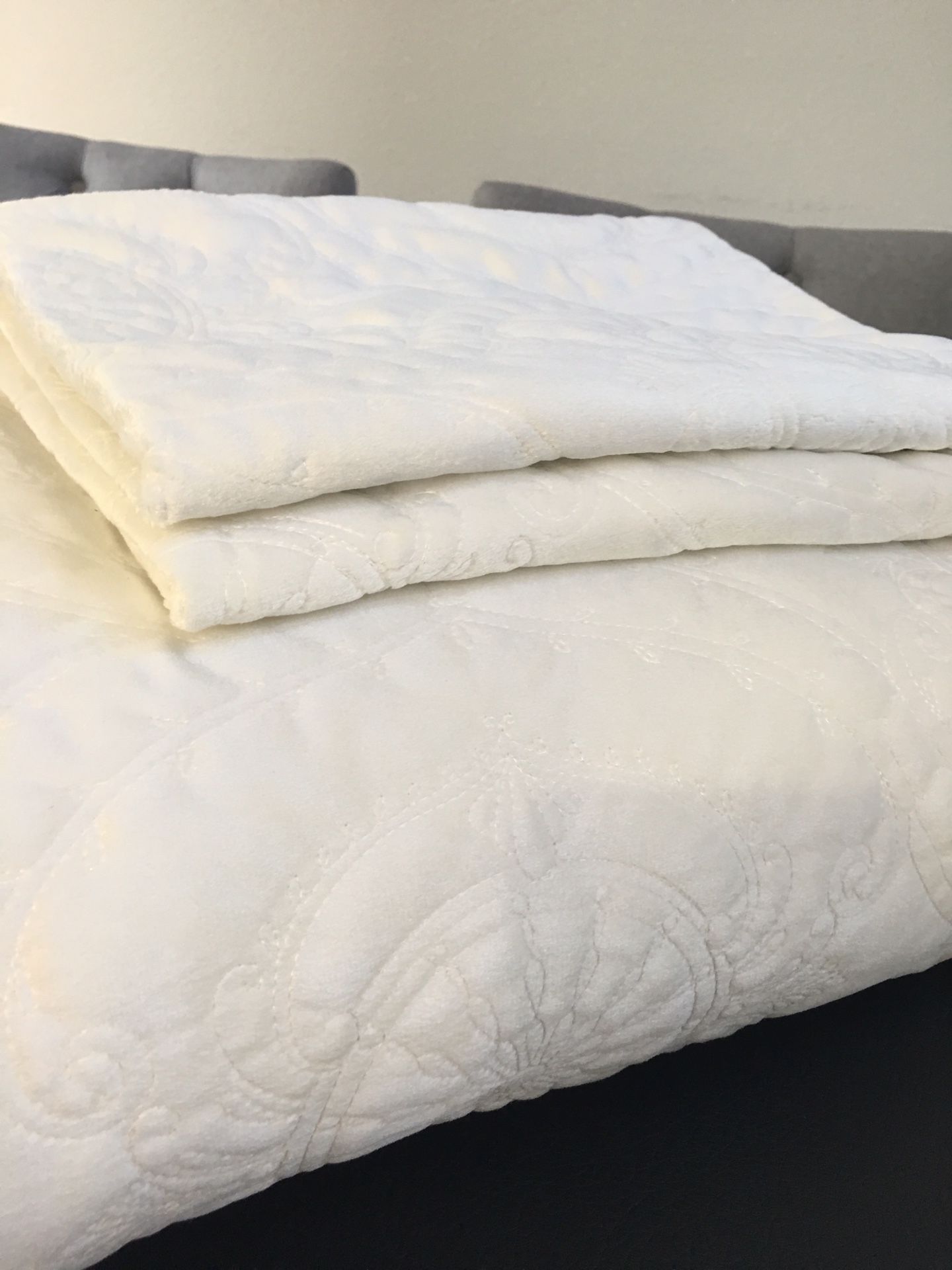 White velvet queen size duvet set