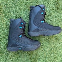 Women’s size 6 snowboard boots