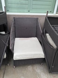5 Free wicker chairs with cushions