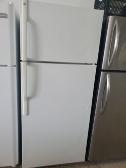 General Electric Fridge White 67x28