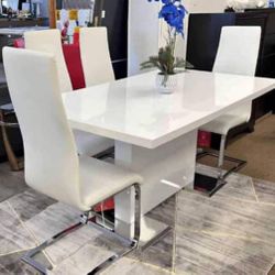 Dining room Set. Ask For Price 